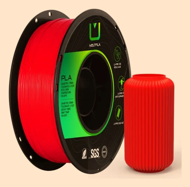 Rolo de filamento Multifila PLA Vermelho ao lado de um vaso impresso em 3D