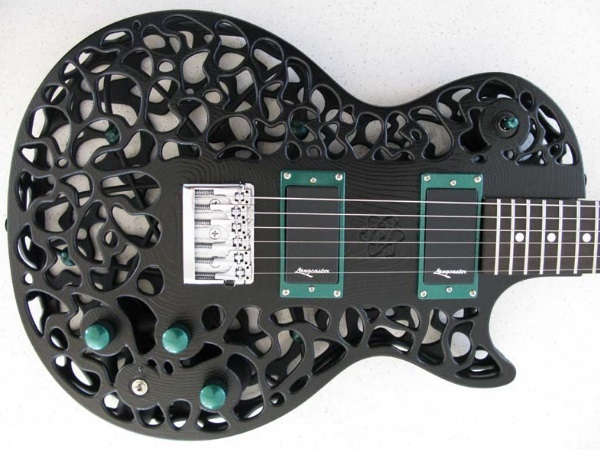Guitarra elétrica com design voronoi impressa em 3D em preto fosco
