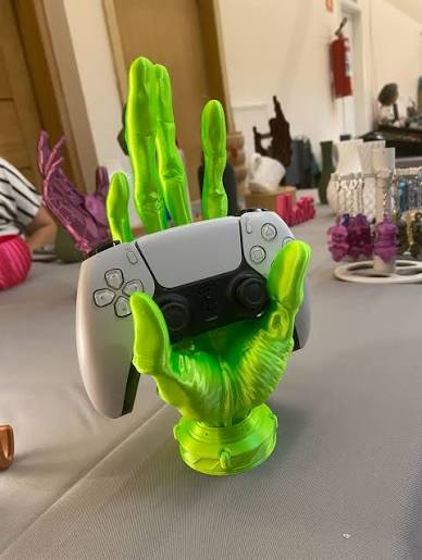 Suporte para controle de videogame no formato de uma mão impressa em 3D