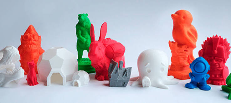Coleção de bonecos e figuras decorativas coloridas impressas em 3D